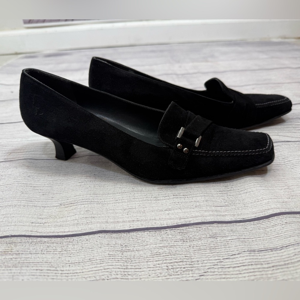 Stuart Weitzman Black Suede Kitten Heel Loafers Size 8 Classic Chic - Picture 14 of 16